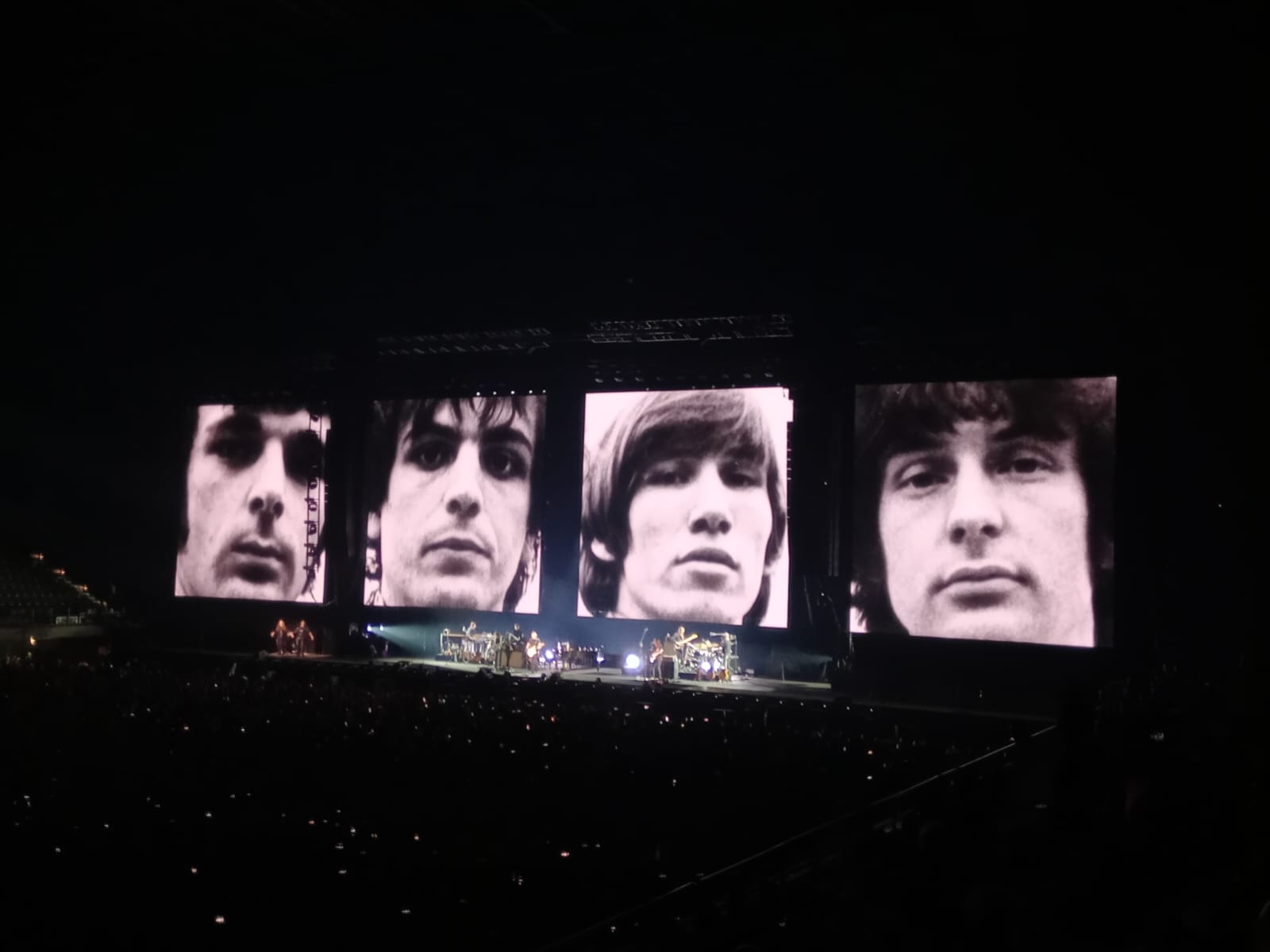 Roger Waters en Bogotá: Un Viaje Emocional y Musical Inolvidable